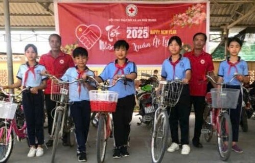 Tiếp tục hoạt động nhân đạo trong những ngày đầu năm mới xuân Ất Tỵ 2025 tại xã An Phú Trung, huyện Ba Tri