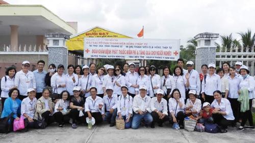 Khám bệnh, cấp thuốc cho người dân xã Phú Thuận huyện Bình Đại