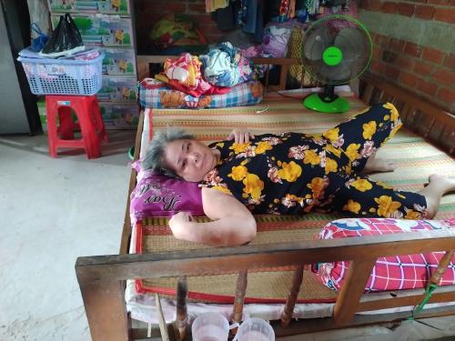 Cuộc sống gia đình có ba người bệnh cần được chia sẻ