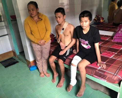 Nỗi đau chồng chất đè nặng lên vai người mẹ trẻ