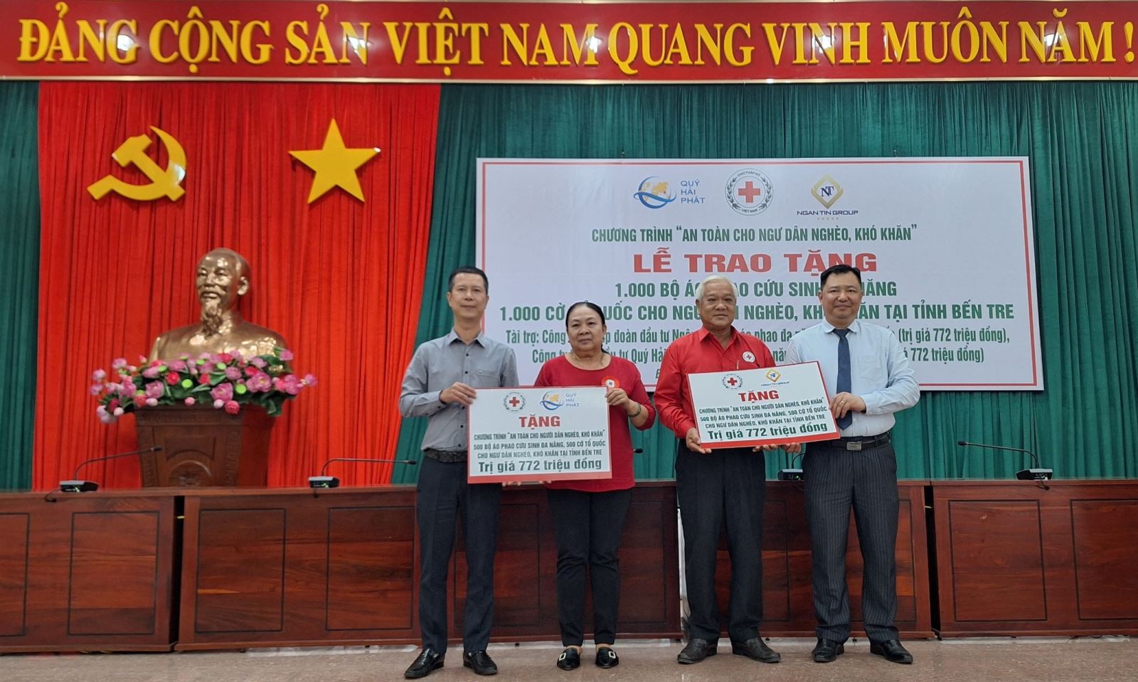 Chương trình "An toàn cho ngư dân nghèo, khó khăn"”