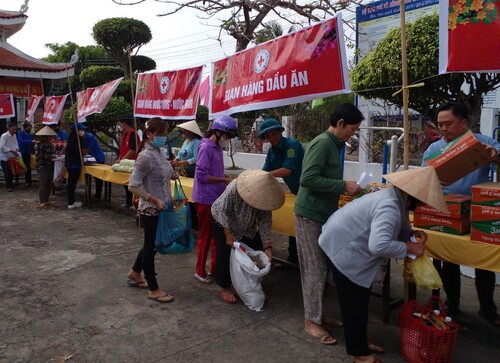 Phiên “Chợ Tết Nhân ái” tại xã Thuận Điền, huyện Giồng Trôm