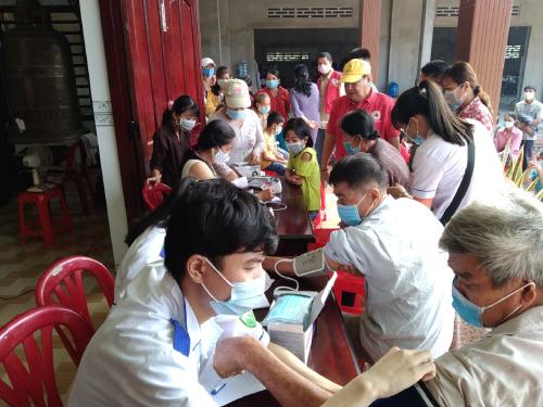 Hội Chữ thập đỏ huyện Châu Thành tổ chức khám chữa bệnh, cấp thuốc miễn phí cho bệnh nhân nghèo xã Tiên Long huyện Châu Thành