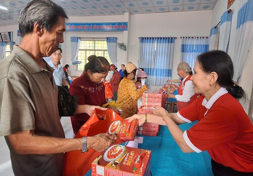 Hội Chữ thập đỏ huyện Mỏ Cày Nam tổ chức phiên “Chợ Tết Nhân ái”