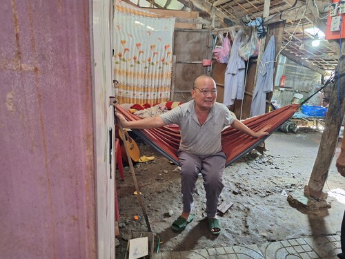 Gánh nặng trên đôi vai người đàn ông bệnh tật