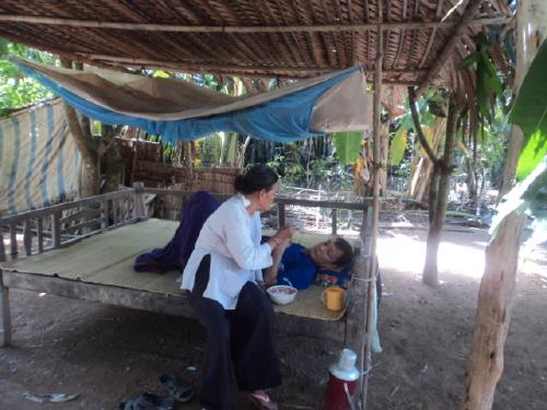 Người mẹ già phải nuôi con bệnh tật