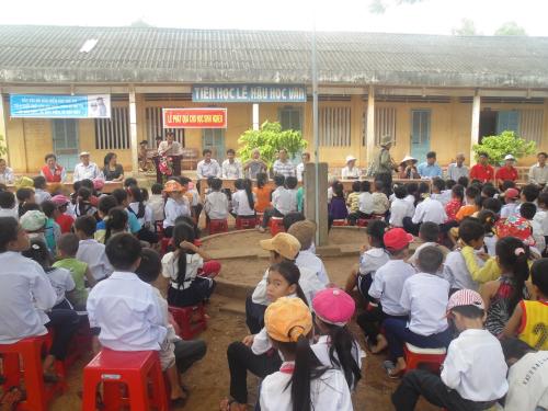 Hội Chữ thập đỏ Thạnh Phú vận động Hiệp Hội Nhựa và Bệnh viện Từ Dũ (TP.HCM) khám bệnh tặng quà cho người nghèo xã An Thuận