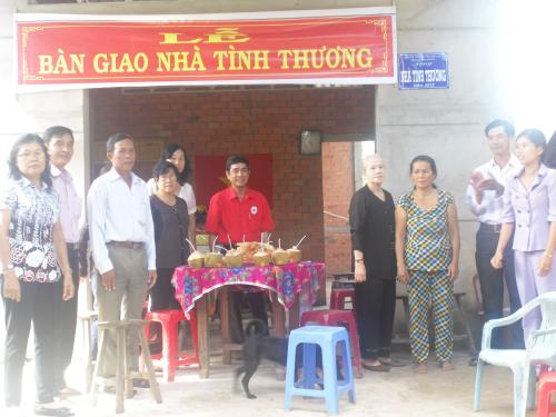 Câu lạc bộ Nhân ái - Hội CTĐ tỉnh tặng nhà tình thương và tặng quà cho hoc sinh