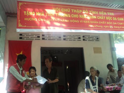 Hội Chữ thập đỏ tỉnh Bến Tre bàn giao nhà tình thương cho Nạn nhân da cam tháng 8 năm 2011