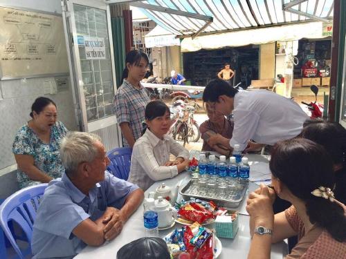 Hội Chữ thập đỏ Phường 2, Thành phố Bến Tre khám bệnh miễn phí cho hội viên là ngườii cao tuổi