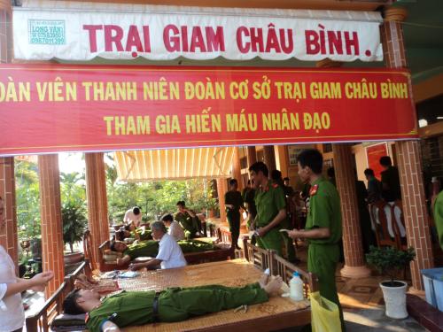 Cán bộ chiến sĩ công an Trại giam Châu Bình tham gia hiến máu tình nguyện
