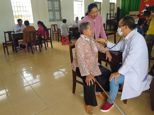 Hội Chữ thập đỏ tỉnh tổ chức khám bệnh cấp thuốc và tặng quà cho người nghèo xã An Điền, huyện Thạnh Phú