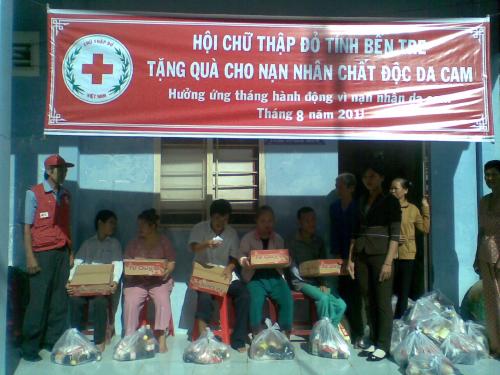 Hội Chữ thập đỏ tỉnh Bến Tre tặng quà cho Nạn nhân da cam - tháng hành động vì Nạn nhân da cam 8/2011