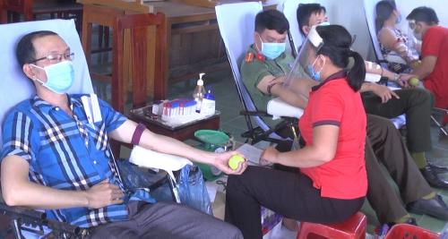 Hội Chữ thập đỏ tỉnh Bến Tre tổ chức tiếp nhận hiến máu tình nguyện đợt 5 năm 2020 tại huyện Chợ Lách