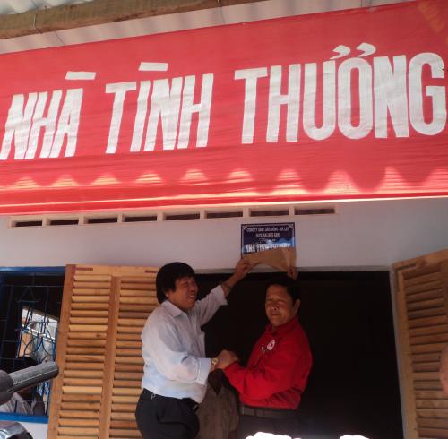 Bàn giao nhà tình thương cho hộ dân nghèo, khó khăn về nhà ở huyện Bình Đại