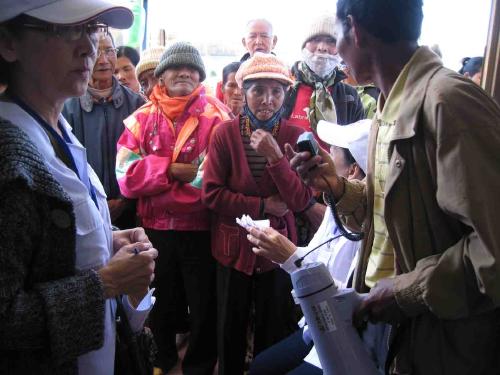 Câu lạc bộ Cựu thanh niên Hồng thập tự tiếp tục chương trình về với người nghèo