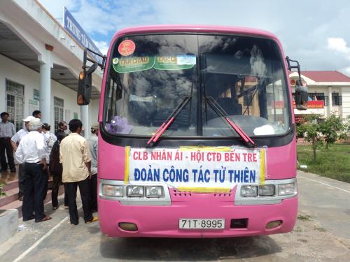 Câu lạc bộ Nhân ái - Hội CTĐ tỉnh tổ chức chuyến thăm bà con quê Bến Tre ở T. Đắc Lắc