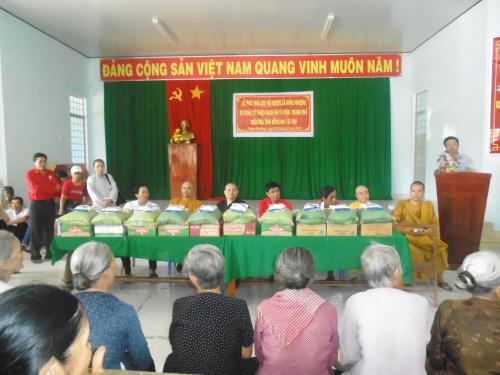 Hội Chữ thập đỏ tỉnh vận động Quan Âm tu viện Biện Hòa và chùa Phước Thiện An (TP.HCM) tặng quà cho người nghèo ở xã Hương Nhượng (Giồng Trôm)