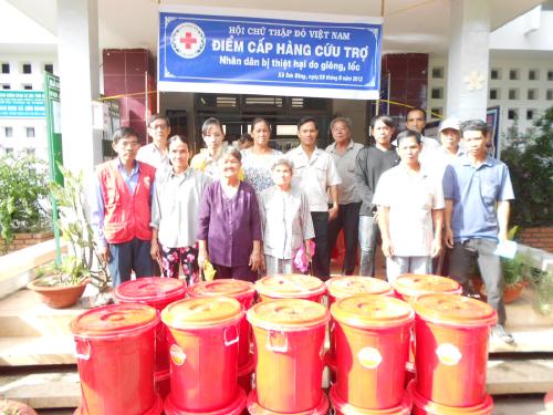 Hội Chữ thập đỏ tỉnh Bến Tre tặng hàng cứu trợ của TW Hội cho bà con nghèo bị ảnh hưởng lốc xoáy