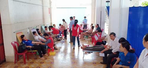 Hội Chữ thập đỏ huyện Bình Đại tổ chức hiến máu tình nguyện đợt 3 tại Trung tâm văn hóa - thể thao huyện 