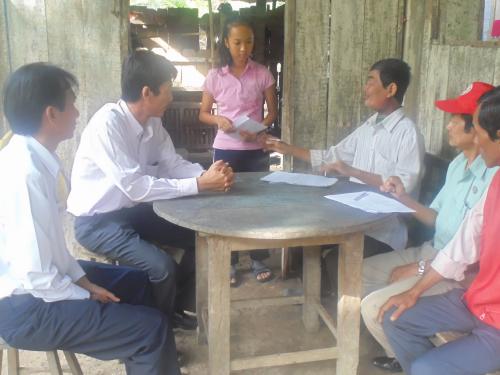 Ngân Hàng nông nghiệp và phát triển nông thôn chi nhánh Bến Tre hỗ trợ Hội Chữ thập đỏ tỉnh 100 triệu đồng cho 25 hộ nghèo bệnh tật có con đang đi học