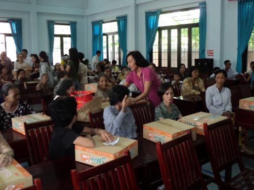 Hội Chữ Thập đỏ Phường 5 Thành phố Bến Tre tặng quà Tết năm 2013