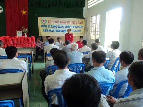 Trung ương Hội Chữ thập đỏ Việt Nam tặng quà cho cán bộ Hội là gia đình chính sách nhân ngày thương binh liệt sĩ 27/7