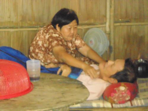 Đôi vợ chồng già lâm vào cảnh bế tắc không tiền trị bệnh
