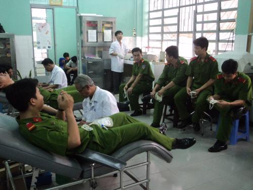 Công an tỉnh Bến Tre hiến máu tình nguyện năm 2012