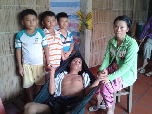 Người vợ gánh muối nuôi chồng bệnh u phổi, nuôi con ăn học