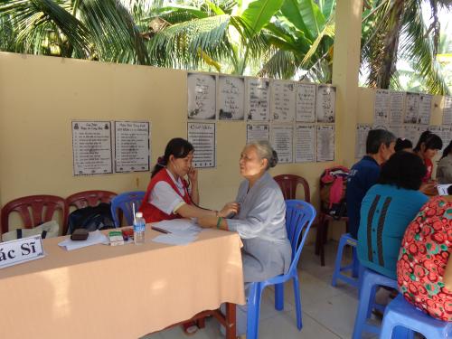 Hội Chữ thập đỏ Thành phố Mỹ Tho khám bệnh tặng quà cho người nghèo xã Phước Thạnh huyện Châu Thành tỉnh Bến Tre