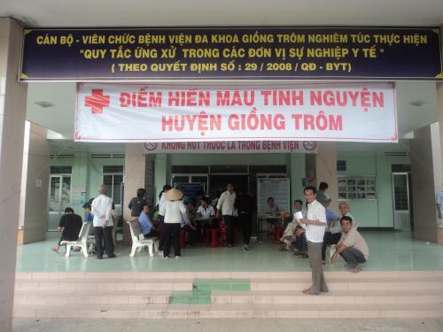 Hội Chữ thập đỏ Giồng Trôm và Trường Trung học y tế Bến Tre hiến máu tình nguyện