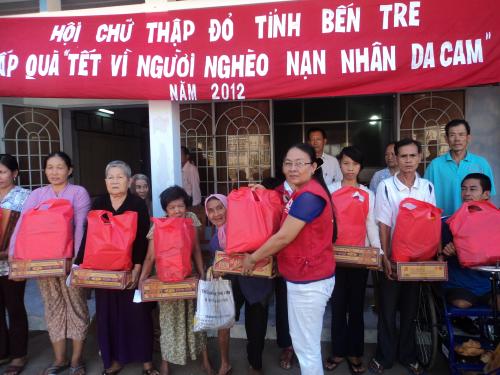 Các nhà tài trợ tiếp tục tặng quà tết cho người nghèo và nạn nhân da cam tỉnh Bến Tre