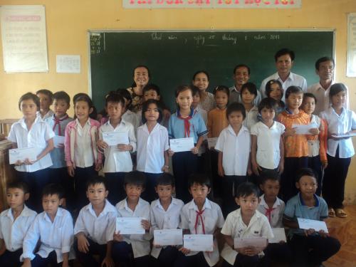 Hội Chữ thập đỏ Bến Tre phối hợp các mạnh thường quân trao học bổng cho Học sinh nghèo huyện Ba Tri