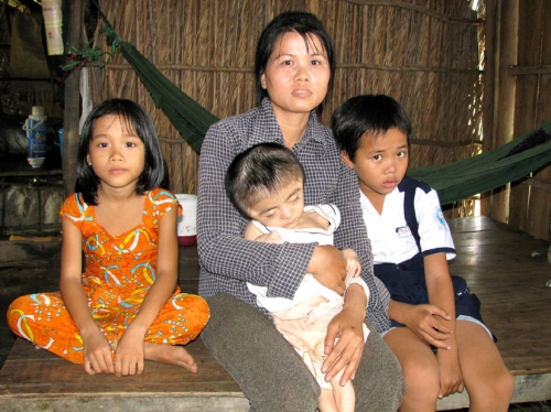 Hoàn cảnh khó khăn của người mẹ ba con 