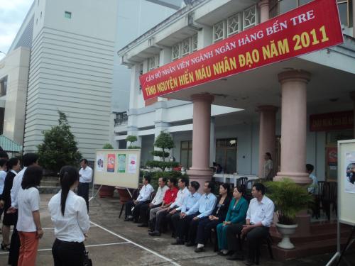 Cán bộ nhân viên ngành ngân hàng tỉnh Bến Tre hiến máu tình nguyện năm 2011