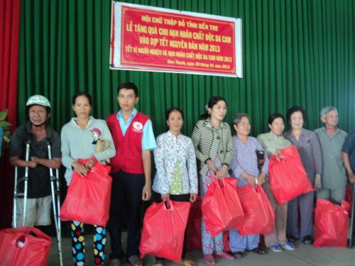 Hội chữ thập đỏ tỉnh Bến Tre tặng quà “Tết vì người nghèo và nạn nhân chất độc da cam” năm 2013