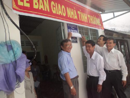 Bàn giao nhà tình thương cho hộ dân nghèo khó khăn ở Phường 4 Thành phố Bến Tre