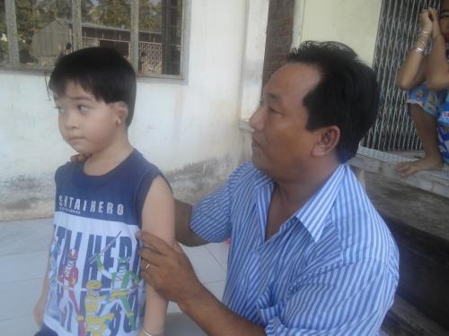 Hội Chữ thập đỏ tỉnh phối hợp với các tình nguyện viên đưa các em dị tập đi TP. HCM mổ chỉnh hình