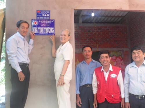 Bàn giao căn nhà tình thương thứ 4 của Câu lạc bộ Nhân ái (hội Chữ thập đỏ Bến Tre)