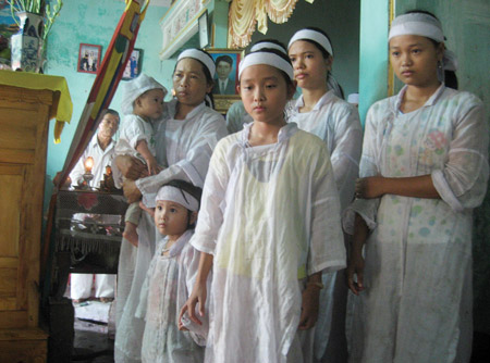 6 đứa trẻ mất cha!