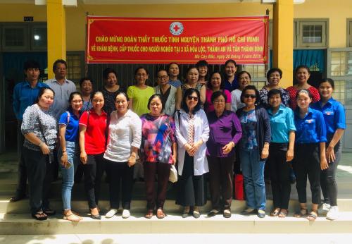 Hội Chữ thập đỏ huyện Mỏ Cày Bắc phối hợp tổ chức khám bệnh, cấp thuốc và phát quà cho người dân nghèo của 3 xã Hoà Lộc, xã Tân Thành Bình, xã Thành An huyện Mỏ Cày Bắc 