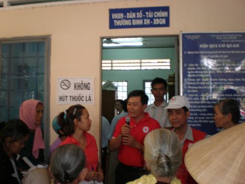 Tập thể thầy cô Trường Đại học Quốc tế - Đại học Quôc gia TP. Hồ Chí Minh thăm và tặng quà cho dân nghèo tỉnh Bến Tre
