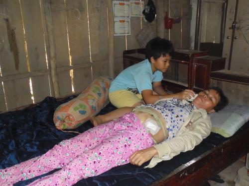 Nếu không có tiền trị bệnh cho mẹ hai cháu Trinh và Khương có nguy cơ bỏ học