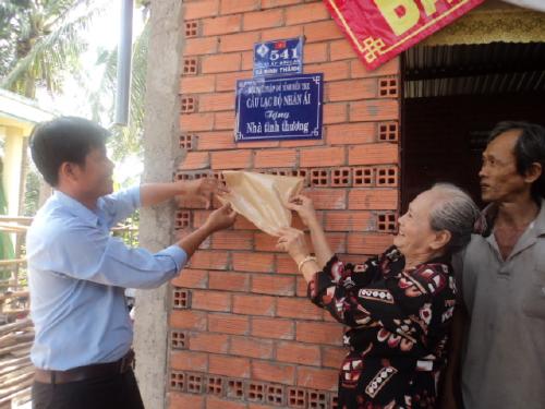 CLB Nhân ái - Hội Chữ thập đỏ tỉnh Bến Tre bàn giao nhà tình thương cho người nghèo