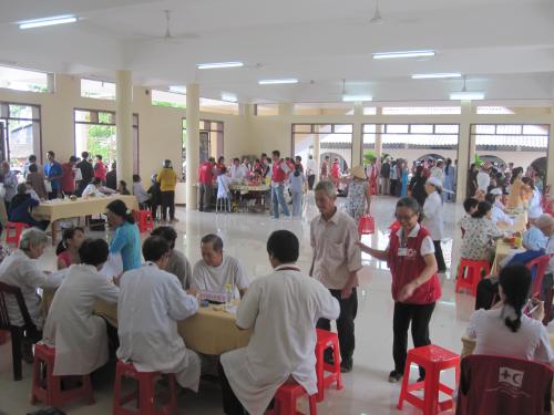 Hội Chữ thập đỏ tỉnh Bến Tre phối hợp với Hội nạn nhân chất độc da cam huyện Chợ Lách vận động Đoàn Thầy thuốc tình nguyện - Hội Chữ thập đỏ thành phố Hồ Chí Minh cùng Chùa Hoằng Pháp TPHCM  về khám bệnh, cấp thuốc và tặng quà 