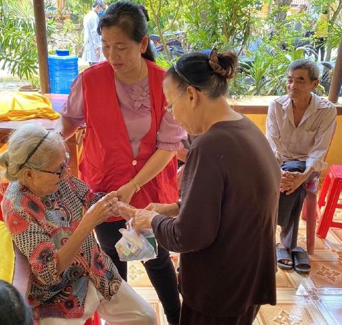 Khám bệnh, cấp thuốc miễn phí, trao quà cho bà con hộ nghèo xã Bình Phú, thành phố Bến Tre