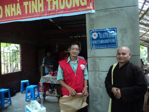 Đoàn phật tử chùa Phước Thiện An TPHCM và Phật tử chùa Linh Sơn núi Dinh Bà Rịa Vũng Tàu tặng “ Mái ấm tình thương” cho hộ nghèo tỉnh Bến Tre