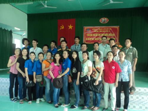 Công ty mạng lưới Viettel trung tâm khu vực 3 TPHCM tặng quà cho người nghèo xã Mỹ An, Thạnh Phú