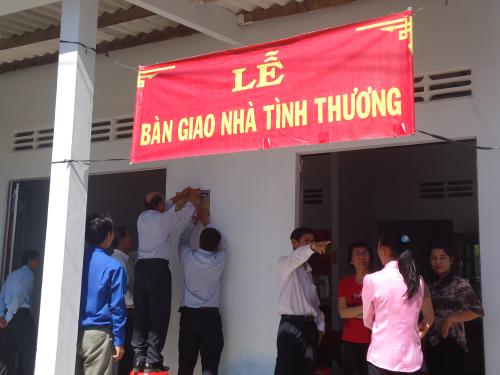 Hội Chữ thập đỏ Thành Phố Hồ Chí Minh tặng Nhà tình thương  cho bà con nghèo tại Bến Tre.